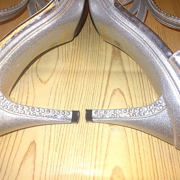 NWOT Lasonia Silver Glitter Strappy Sandal w/ Rhinestone Heel detail Sz. 6.5 - Picture 11 of 13